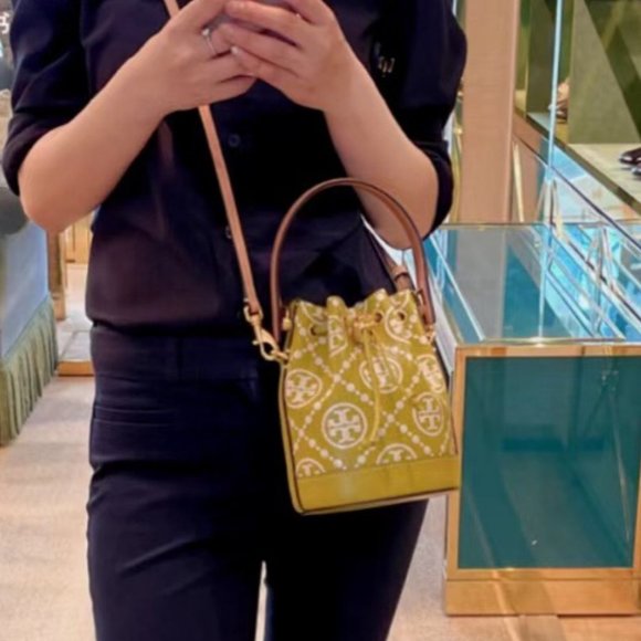 🔥NeW! Tory Burch T Monogram Embossed Contrast Mini Bucket Bag - Picture 16 of 17